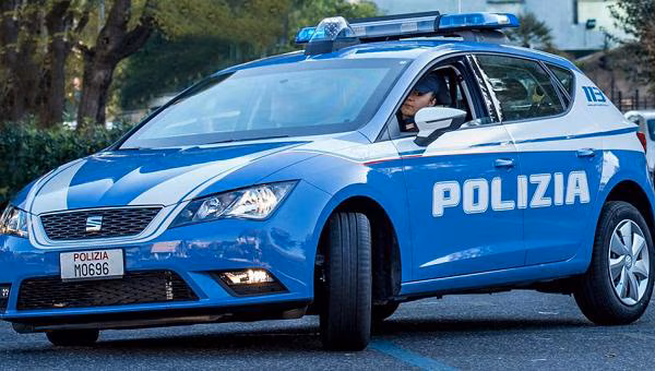 Rimini, dopo aver provocato due incidenti, scende dall'auto brandendo un machete